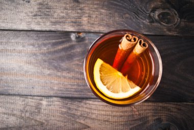 Limonlu ve tarçınlı çay.