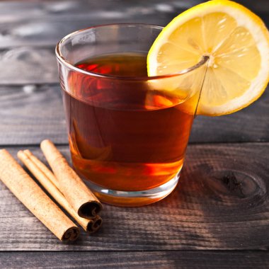 Limonlu ve tarçınlı çay.