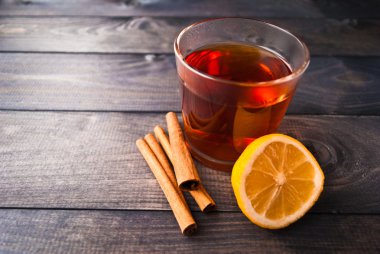 Limonlu ve tarçınlı çay.