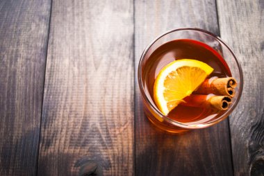 Limonlu ve tarçınlı çay.