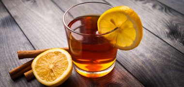 Limonlu ve tarçınlı çay.