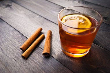 Limonlu ve tarçınlı çay.