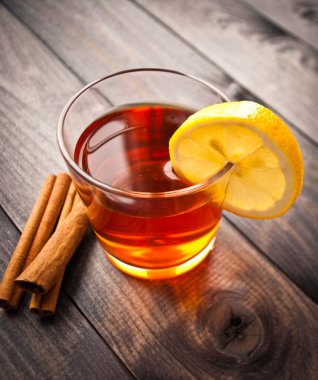 Limonlu ve tarçınlı çay.