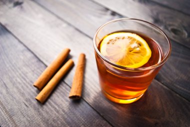 Limonlu ve tarçınlı çay.