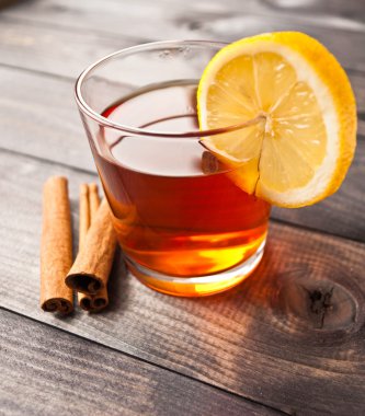 Limonlu ve tarçınlı çay.