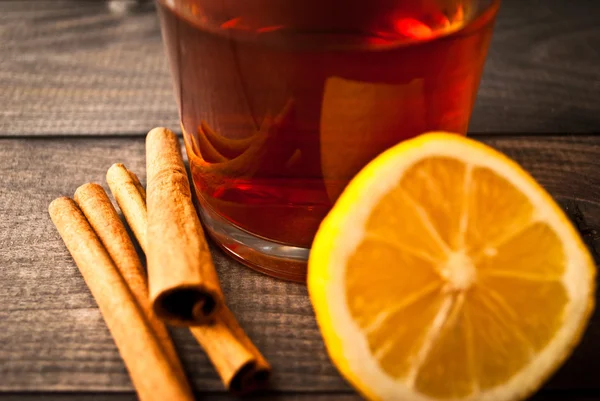 Limonlu ve tarçınlı çay.