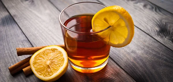 Limonlu ve tarçınlı çay.