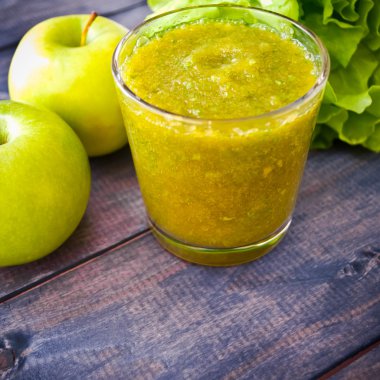 Camda yeşil smoothie