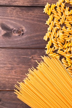 Arka plan olarak pişmemiş makarna