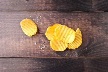 Oluklu patates cipsi ve tuz
