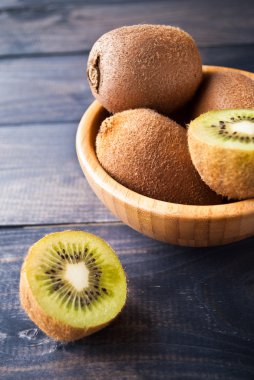 bir kasede kivi meyvesi