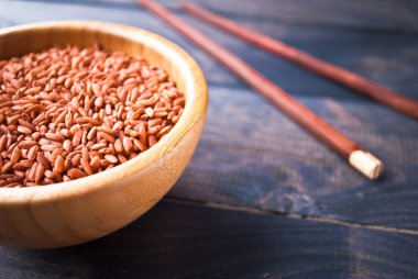 çiğ kırmızı pirinç