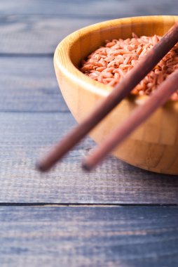 çiğ kırmızı pirinç