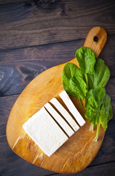 Rebanadas de tofu crudo y espinacas — Foto de Stock