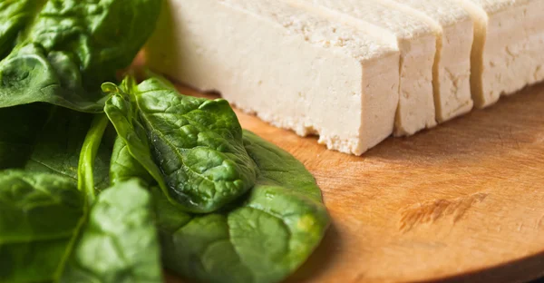 Rebanadas de tofu crudo y espinacas — Foto de Stock