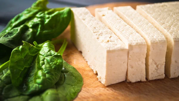 Tranches de tofu cru et d'épinards — Photo