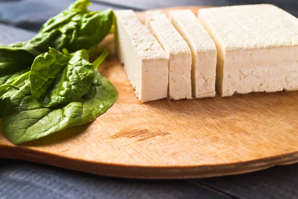 Tranches de tofu cru et d'épinards — Photo