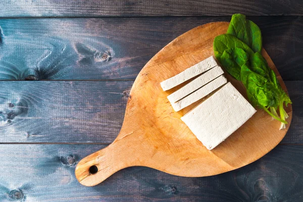 Rebanadas de tofu crudo y espinacas — Foto de Stock