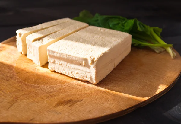 Rebanadas de tofu crudo y espinacas — Foto de Stock