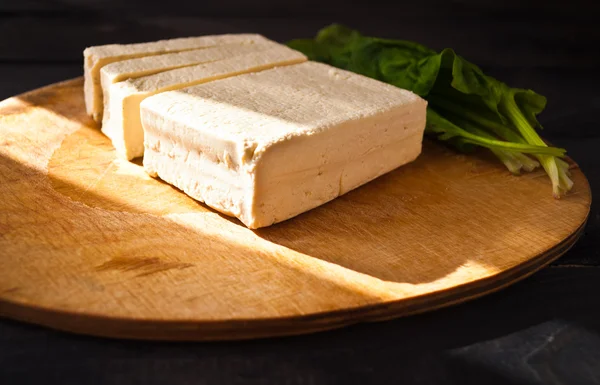 Tranches de tofu cru et d'épinards — Photo