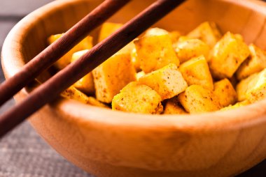 Kızarmış tofu küp