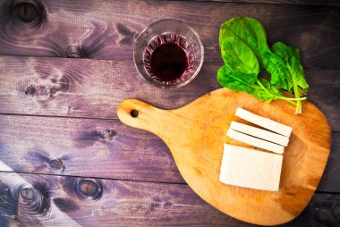 Dilim ham soya peyniri, ıspanak ve şarap