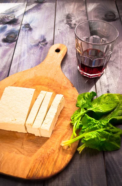 Rebanadas de tofu crudo, espinacas y vino — Foto de Stock