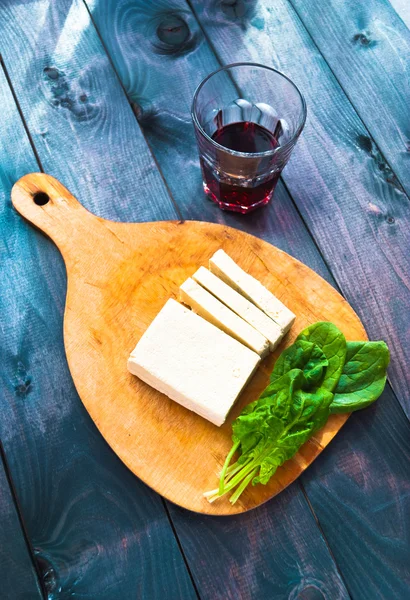Rebanadas de tofu crudo, espinacas y vino — Foto de Stock