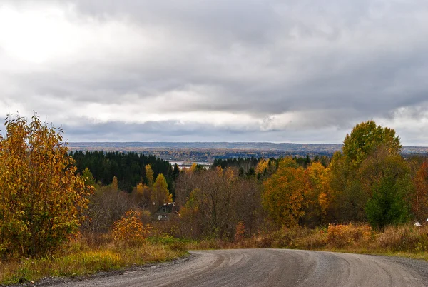 Estrada rural vazia no outono com árvores coloridas na Rússia — Fotografia de Stock