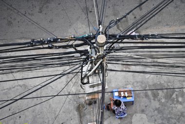 Elektrik direği ve crisscrossing telleri