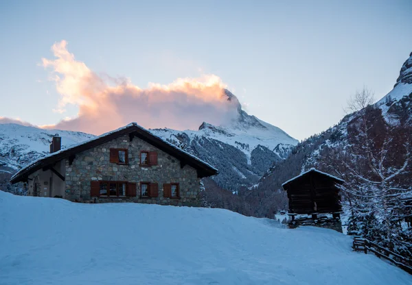 Kamienny dom przed Matterhorn w szwajcarskich Alpach — Zdjęcie stockowe