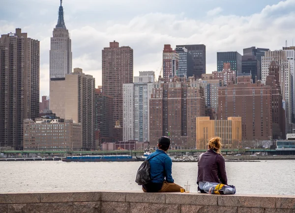 Young Man en vrouw die kijken naar de Skyline van New York — Stockfoto