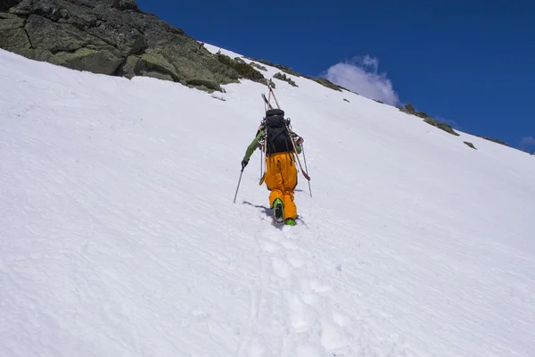 Man Hiking een sneeuw overdekte berg — Stockfoto