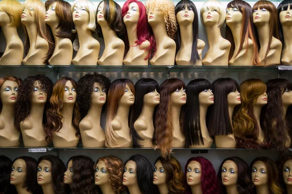 Rows of mannequins ina wig shop — Stock Photo, Image