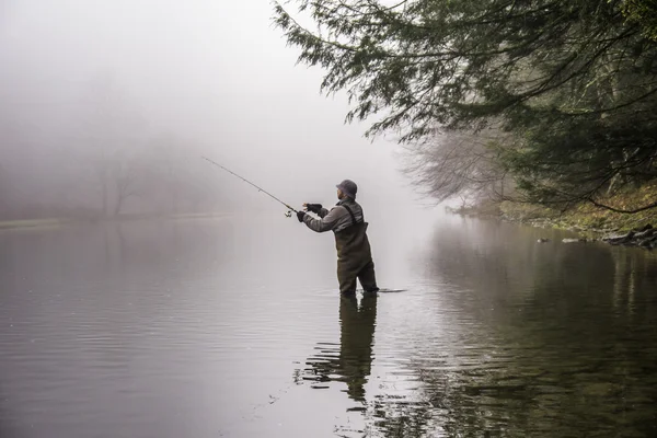 Hombre pescando en un río —  Fotos de Stock