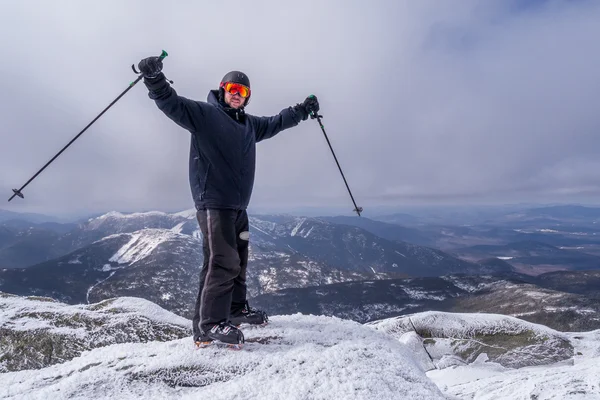 L'uomo sulla cima di una montagna — Foto Stock