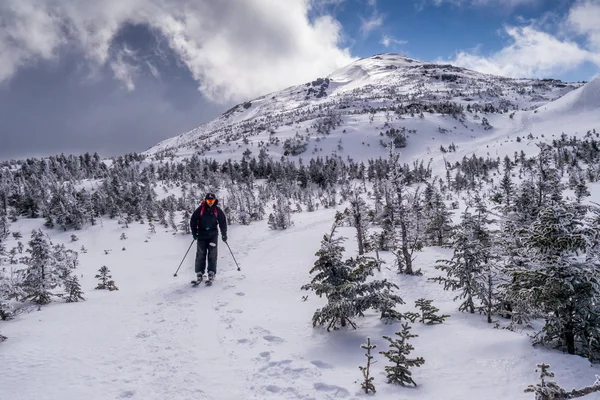 Fondovalle sulla vetta della montagna — Foto Stock