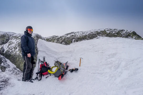 L'uomo sulla cima di una montagna — Foto Stock