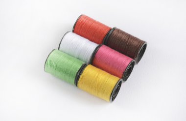 Masaya iplik dikiyorum.