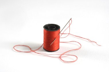 Masaya iplik dikiyorum.