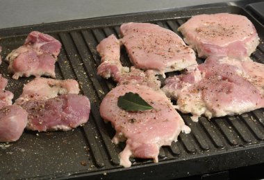 Kömürün üstünde bir barbekü ortasında portre üzerinde sebze ile çeşitli lezzetli ızgara et