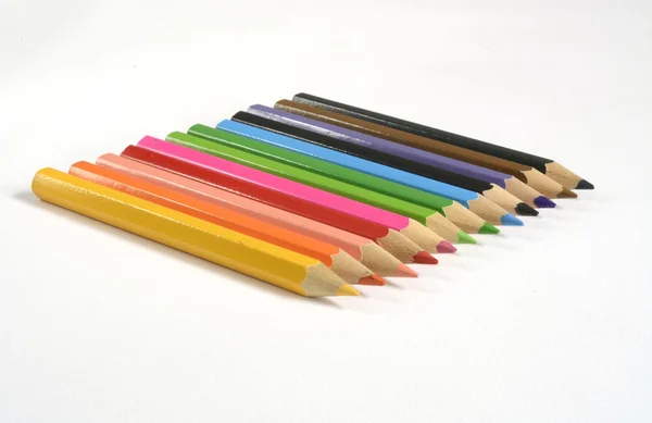 Crayons de couleur isolés sur fond blanc — Photo