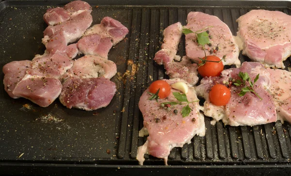 Ассорти вкусное мясо на гриле с овощами над углями на барбекю в крупном плане — стоковое фото