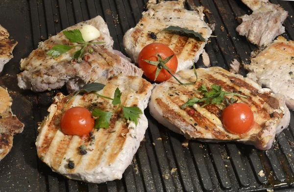 Ассорти вкусное мясо на гриле с овощами над углями на барбекю в крупном плане — стоковое фото