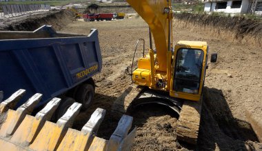 Şantiye Traktörler ve damperli kamyon Sofya, Bulgaristan May 15, 2005