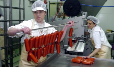 Mezbahada çalışan işçiler buzdolabı, 14 Haziran 2006 et fabrikasında, Sofia, Bulgaristan.