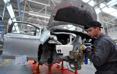 İnsanlar araba fabrikasında çalışıyorum 