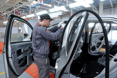 İnsanlar araba fabrikasında çalışıyorum 