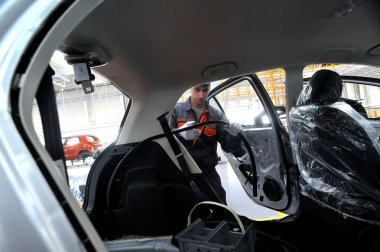 İnsanlar araba fabrikasında çalışıyorum 
