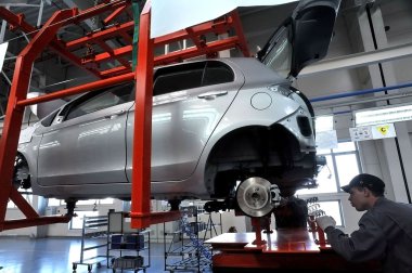 İnsanlar araba fabrikasında çalışıyorum 